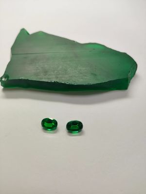 Sapphire Gemstone Materia prima hecha en el laboratorio verde oliva, verde menta, verde esmeralda, verde para joyas