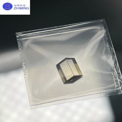 Buen precio Prisma de cristal único de TiO2 con superficies pulidas de tres lados y orientación para investigación óptica en línea