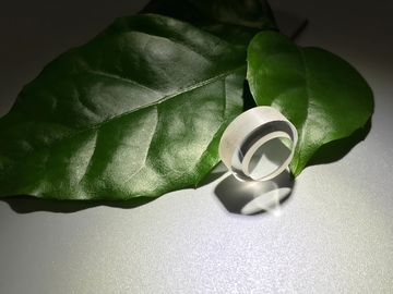 Buen precio vidrio de encargo del zafiro del grueso de 5m m con el agujero para la pieza de la asamblea del equipo en línea
